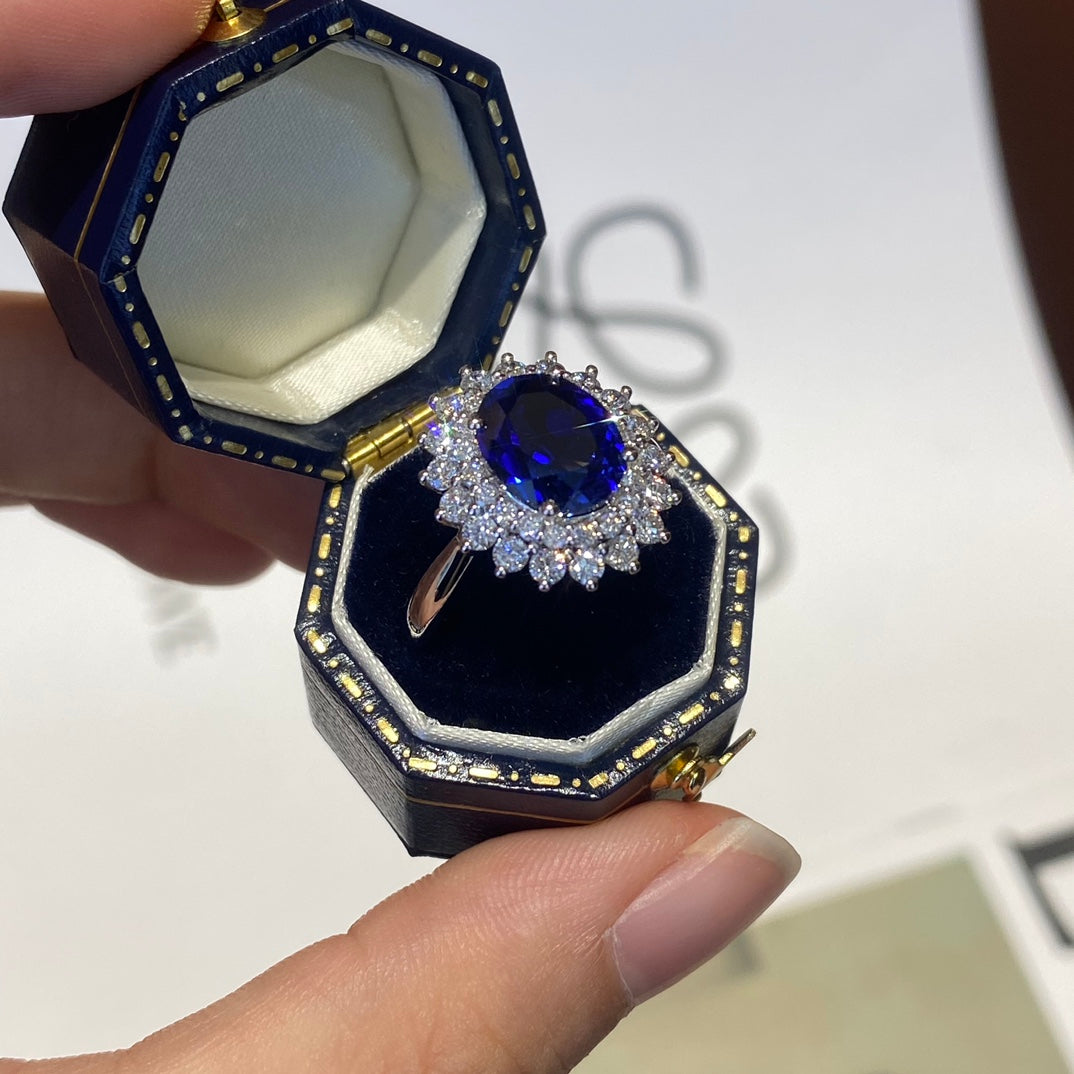 3.55 carat 18K Gold Cultured Sapphire Ring