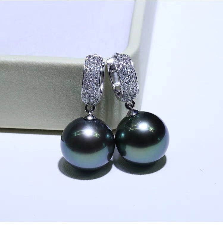 18K Gold Set With Diamonds And Blue Sapphire 9-10mm Saltwater Tahitian Black Pearl Earrings