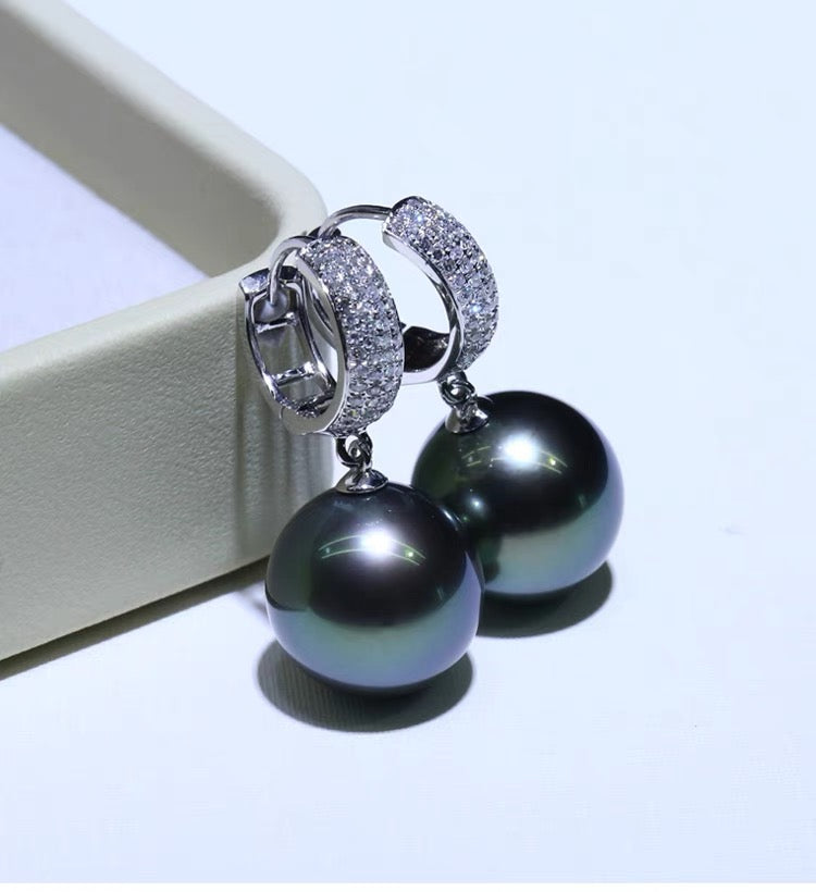 18K Gold Set With Diamonds And Blue Sapphire 9-10mm Saltwater Tahitian Black Pearl Earrings