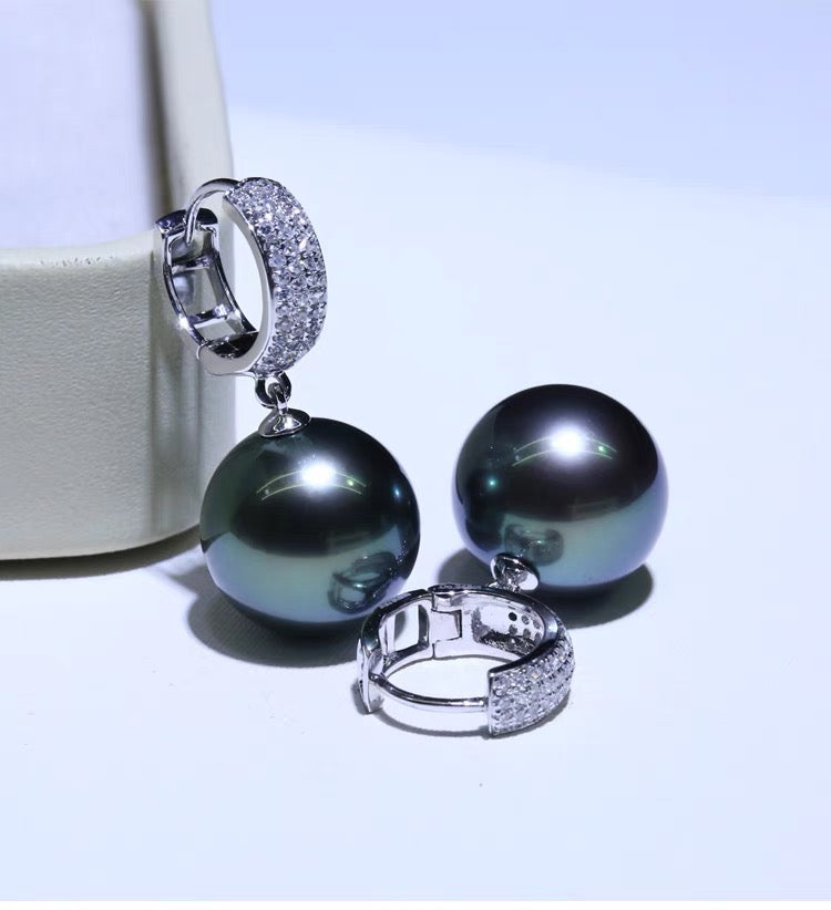 18K Gold Set With Diamonds And Blue Sapphire 9-10mm Saltwater Tahitian Black Pearl Earrings