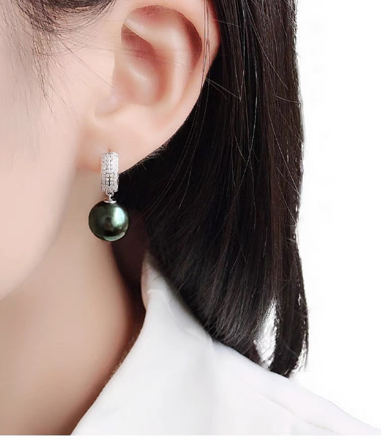 18K Gold Set With Diamonds And Blue Sapphire 9-10mm Saltwater Tahitian Black Pearl Earrings