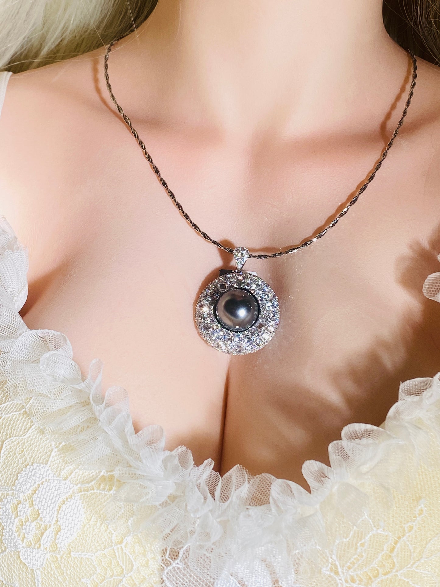 925 Silver Synthetic Zircon Inlaid Black Pearl Retro Bird's Nest Necklace
