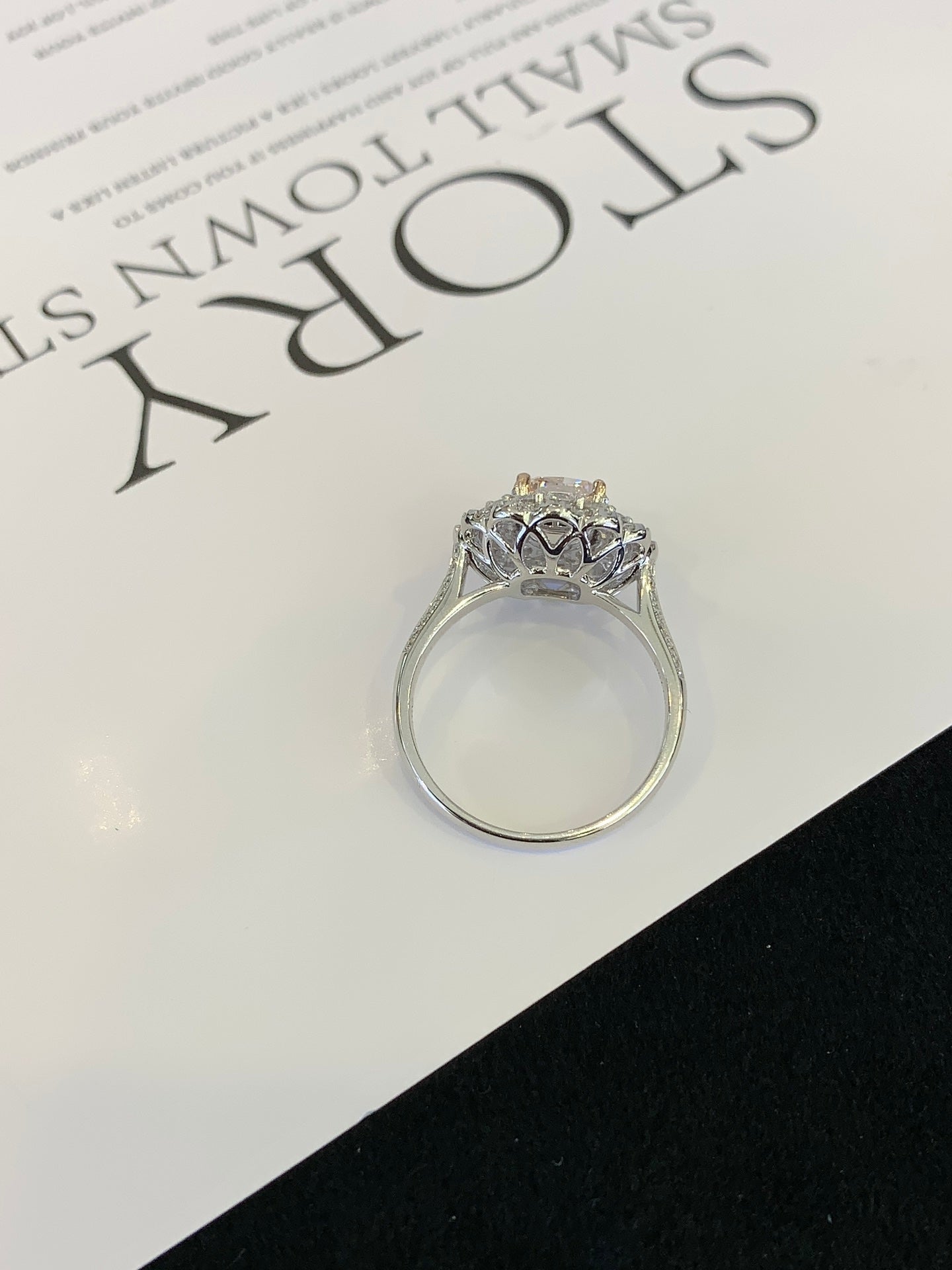 18K Gold Cultured Pink Diamond Two-Layer Flower-Shaped Diamond Ring