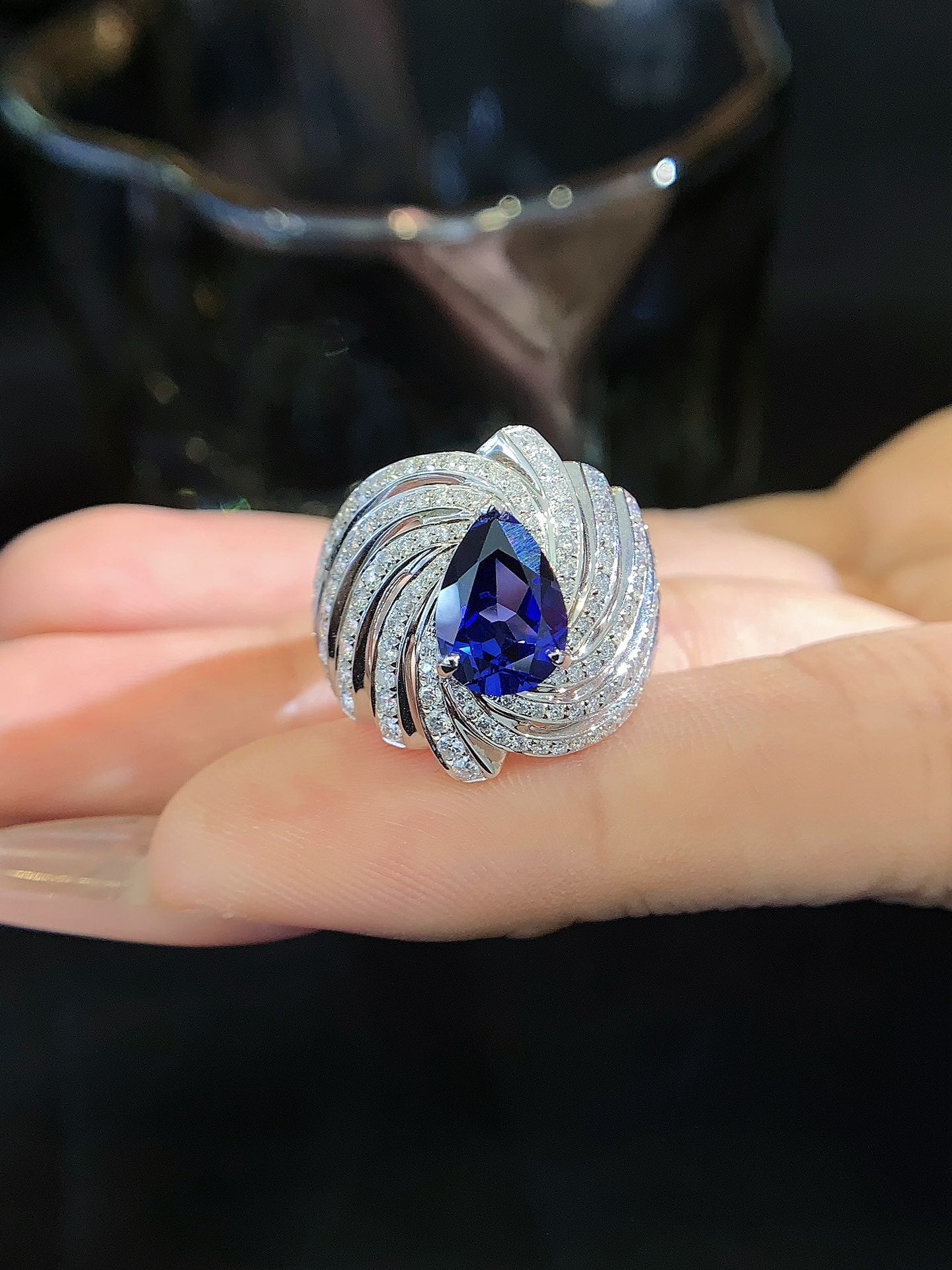 18K Gold 1.9 Carat Cultured Sapphire Ring