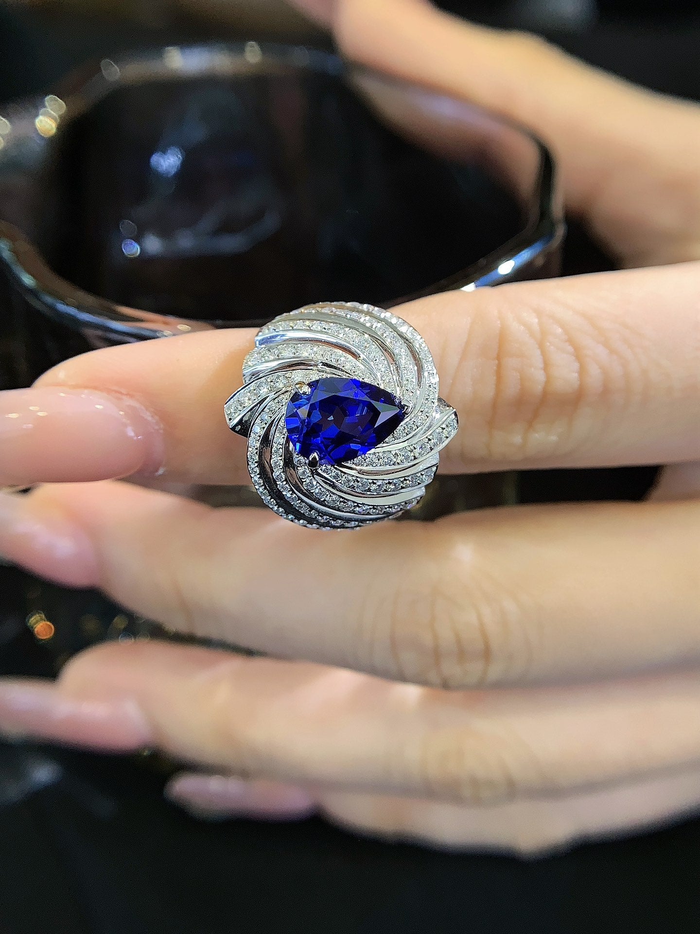18K Gold 1.9 Carat Cultured Sapphire Ring