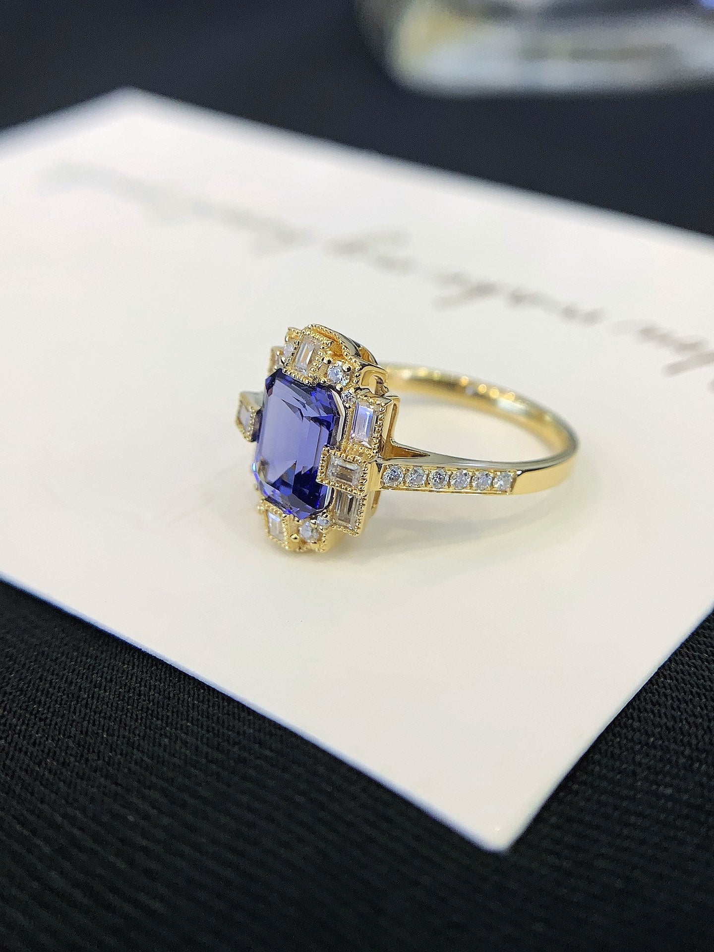 2 carat 18K gold sapphire ring