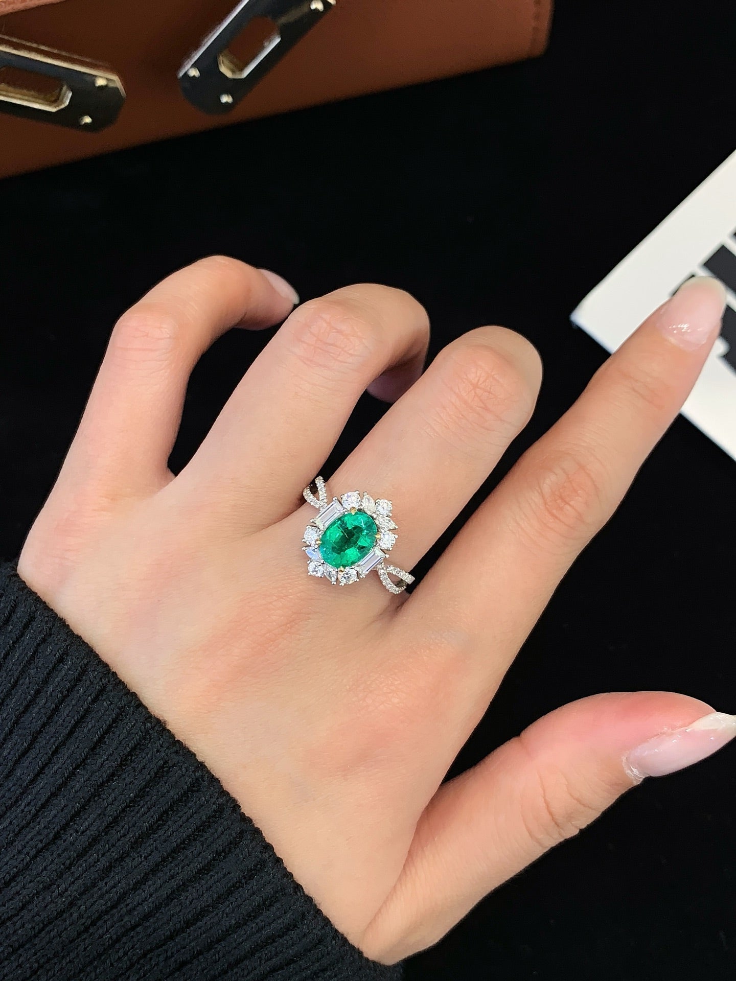 1.6 Carat Oval Green Gemstone Inlaid With Moissanite Ring