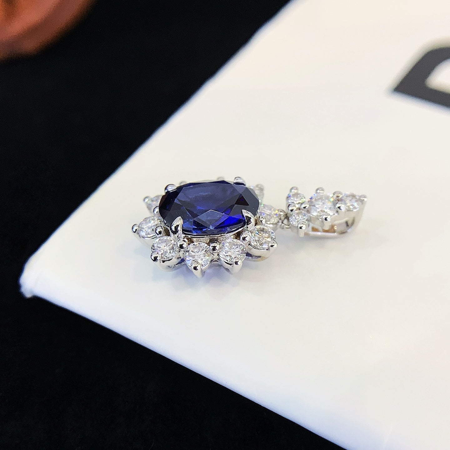 18K gold cultured sapphire pendant (oval)