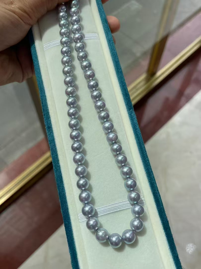 The sea water is full of hemp pearl necklace