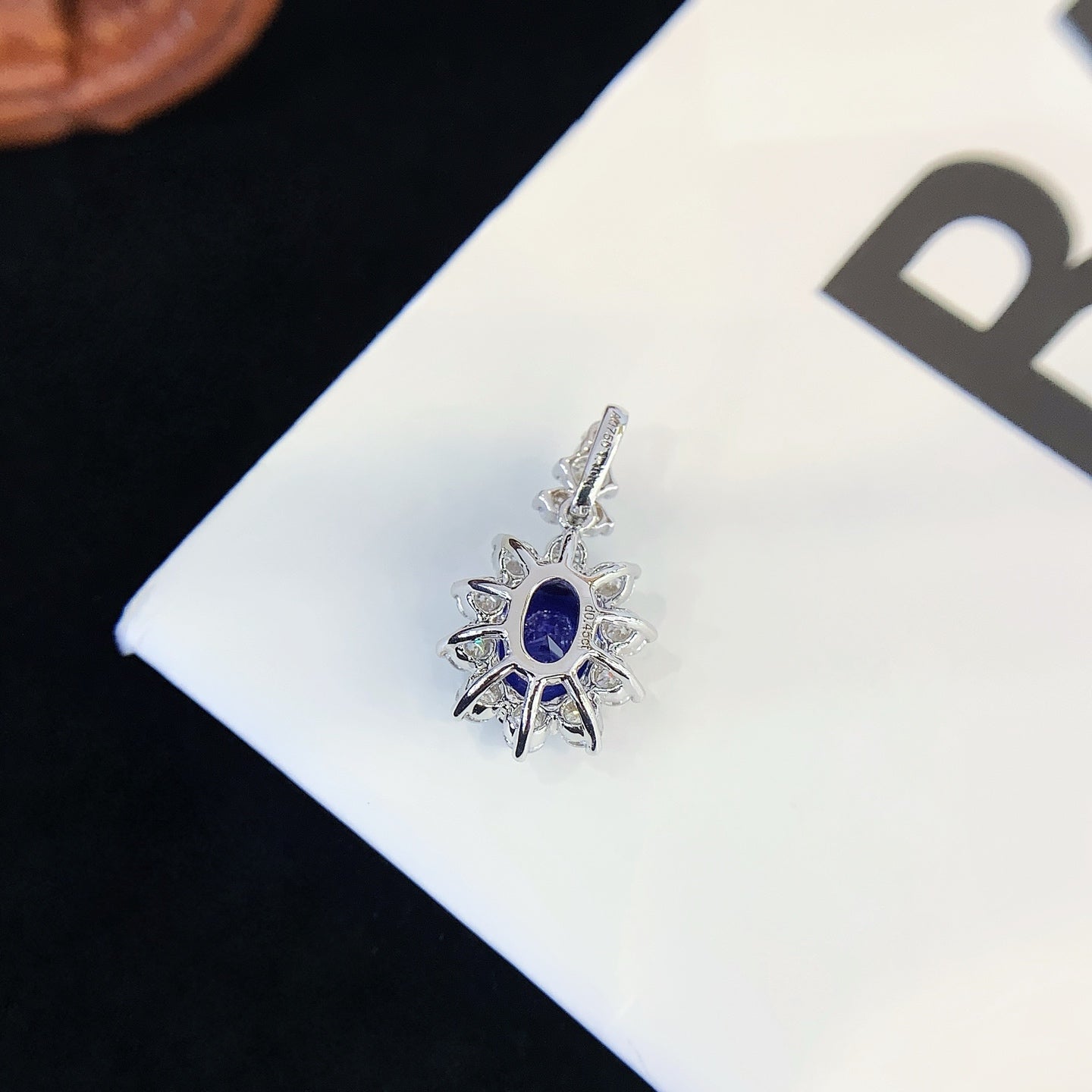 18K gold cultured sapphire pendant (oval)