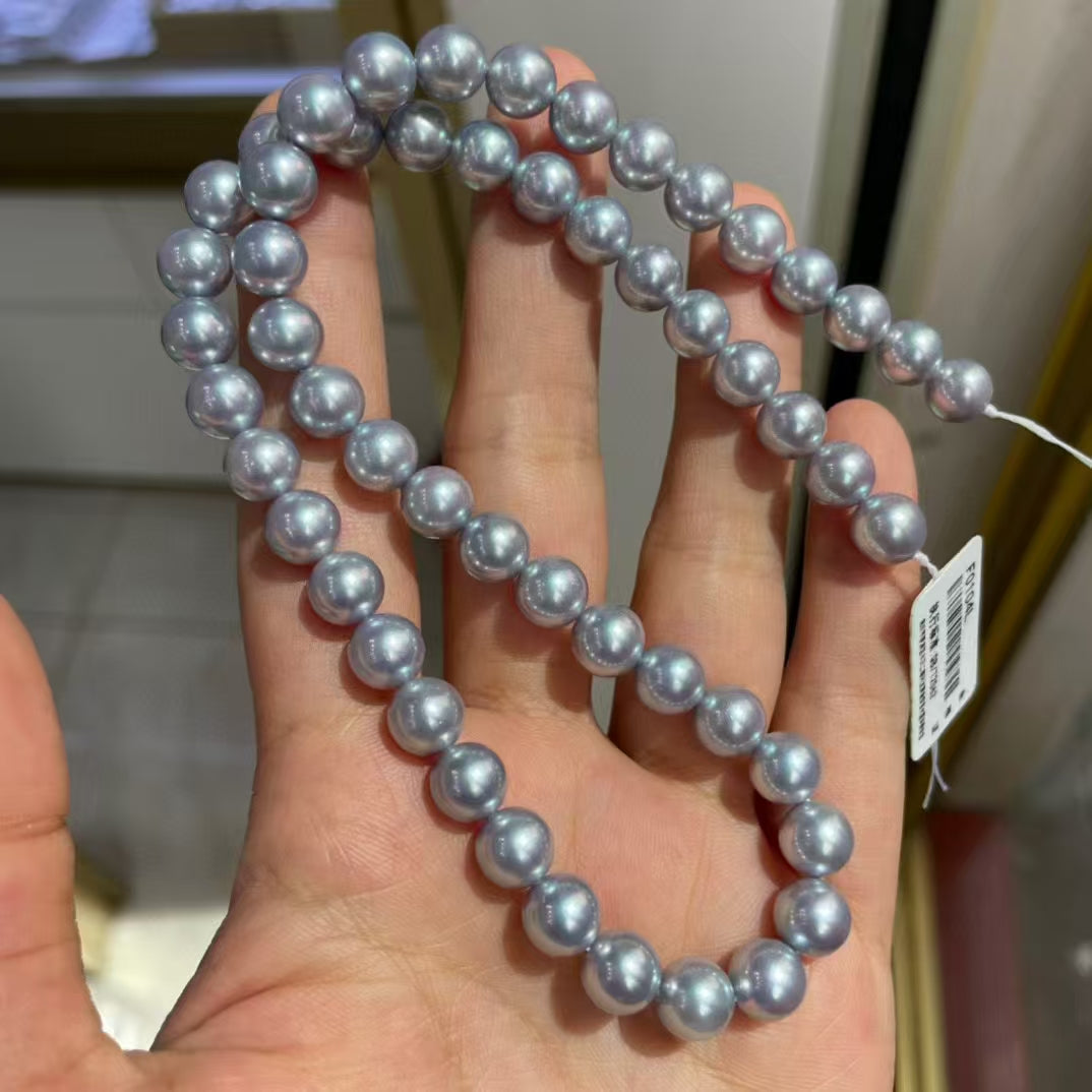 The sea water is full of hemp pearl necklace