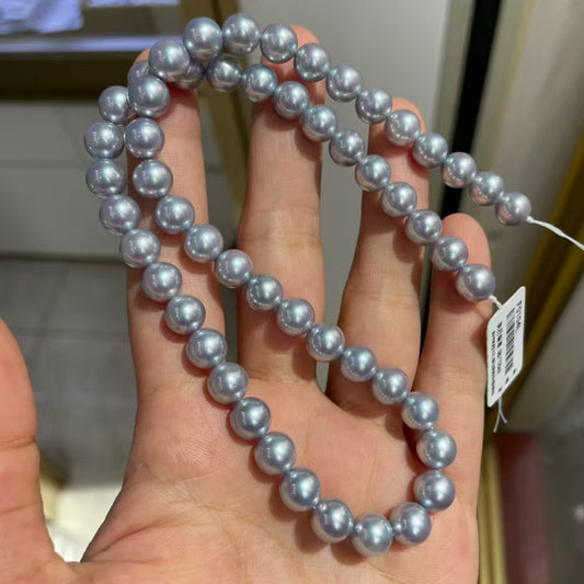 The sea water is full of hemp pearl necklace