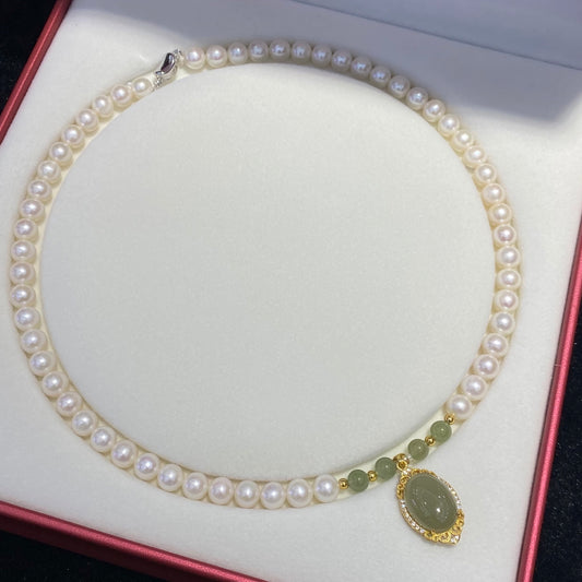 Natural freshwater pearl necklace