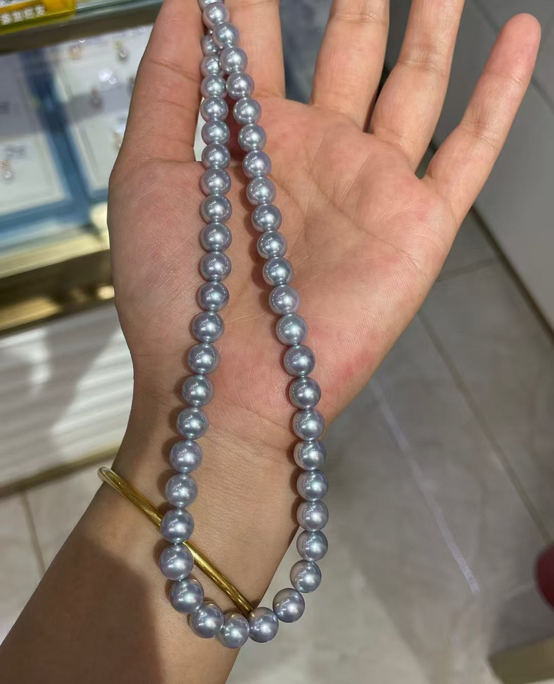 The sea water is full of hemp pearl necklace